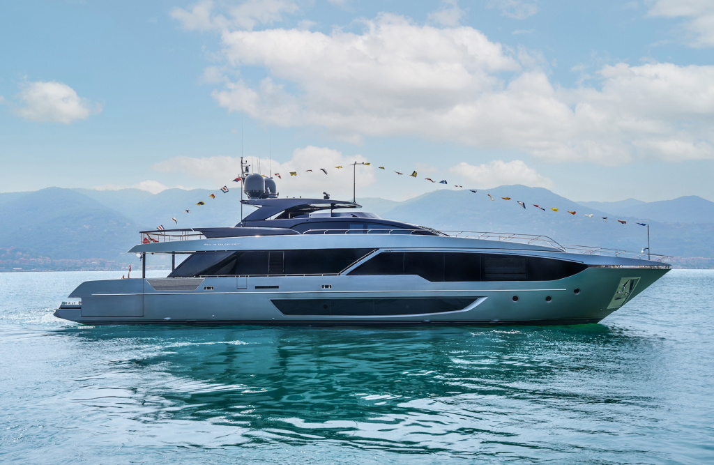 Riva 112' Dolcevita Super_main image.jpg Riva 112' Dolcevita Super_main image.jpg