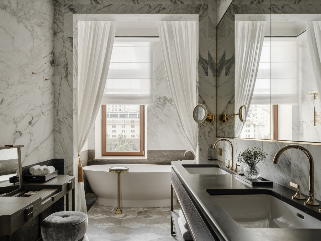 4.3. Signature Suite Deluxe Bathroom.jpg